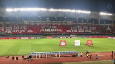 河南主场TIFO：纵有万般困难，你依旧是那颗璀璨耀眼的珍宝
