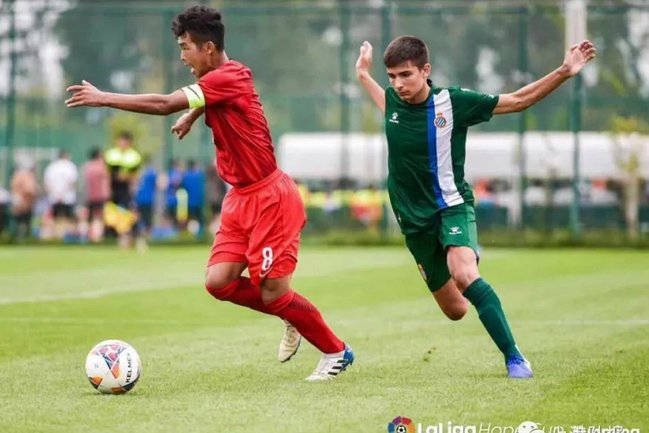 西班牙U16全国联赛，上港U16打了样