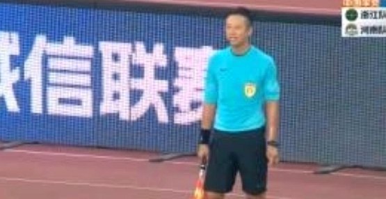 争议进球！慢镜头揭秘这场比赛的“越位”判罚