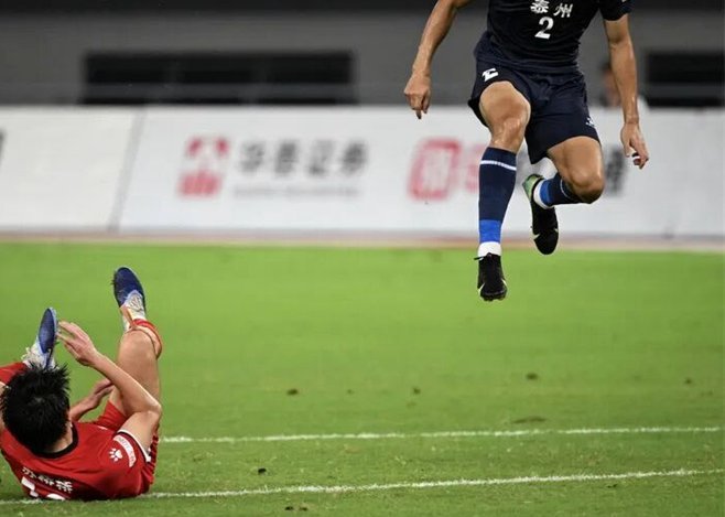 半场争议：额里布格进球被吹