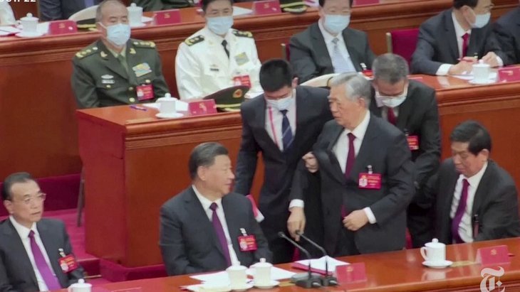 英博门将黄子豪红牌染;left人少仍0-0申花
